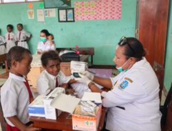 Puskesmas Waibu Jemput Bola ke Sekolah, 63 Siswa SD YPK Kwadeware Diperiksa Kesehatannya