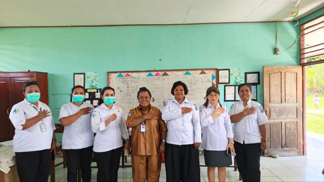 Tampak Kepala Puskesmas Waibhu, Fransiska Dike bersama staf usai pemeriksaan gratis di SD YPK Kwadeware