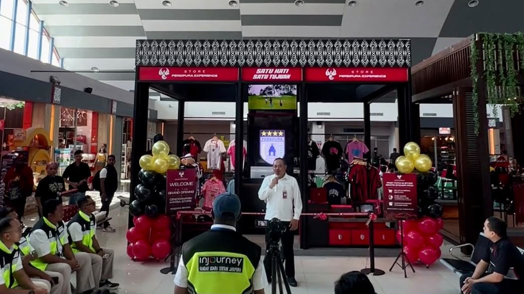 Tampak Kepala Bandara Sentani menyampaikan sambutan di acara pembukaan Gerai Merchandise Persipura