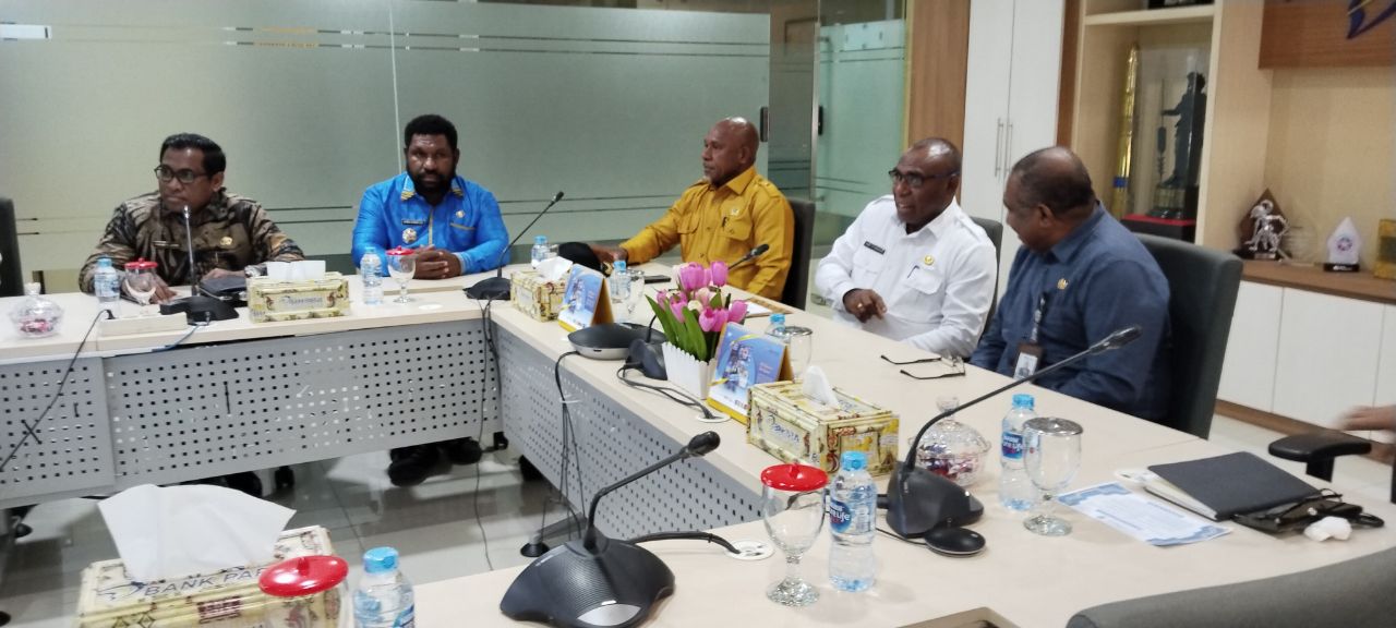 Tampak Bupati Robby Rumansara, SP., MH., Ketua DPRK Patinus Wanimbo, Wabup Keven Totouw, S.IP., Plt. Sekda Frangky Sahilatua, ST., M.Si di kantor Bank Papua