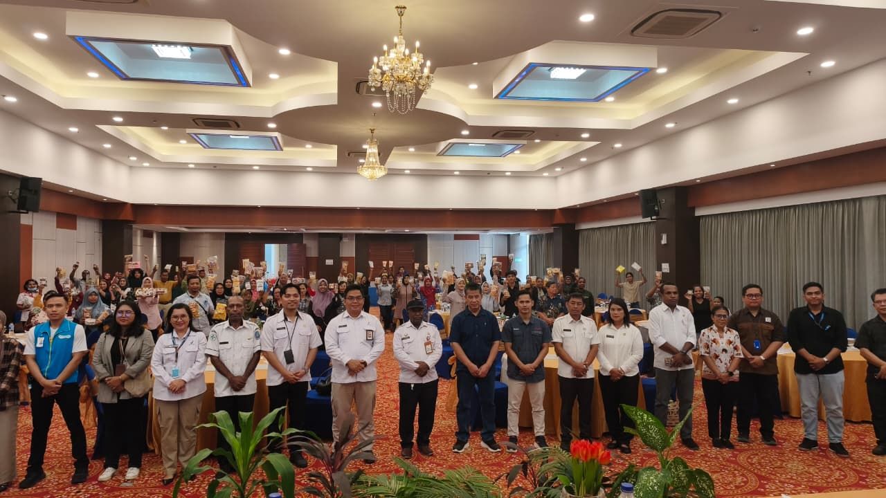 Tampak ratusan peserta Bimtek bersama Asisten III Setda Drs. Derek Timotius Wouw, M.Si., di sela kegiatan