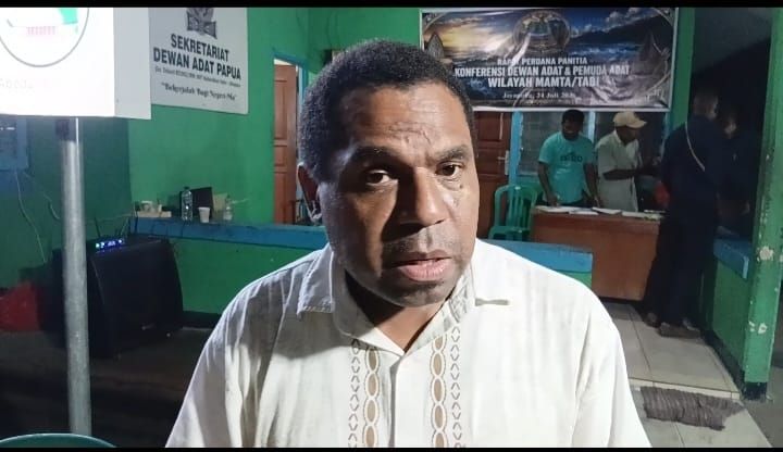 Tampak Yulianus Dwaa, mewakili Pemuda Adat Tabi ketika memberikan keterangan pers terkait pencabutan dana cadangan