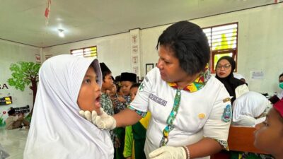 Deteksi Dini di Sekolah, Puskesmas Waibhu Periksa 97 Siswa SD Nahdhatul Ulama Doyo Baru