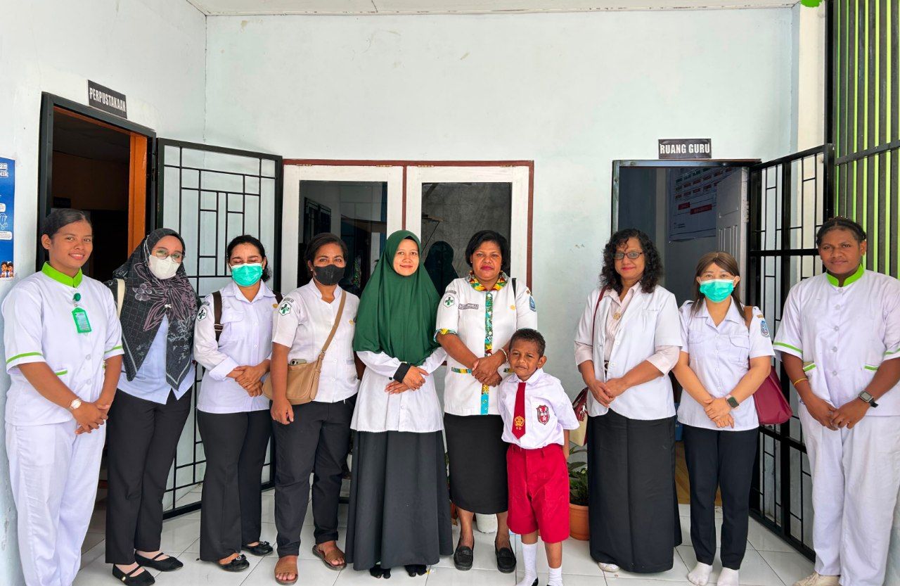 Tampak Kepala Puskesmas Waibhu, Fransina Dike bersama para staf di SD Nahdlatul Ulama (NU) Doyo Baru