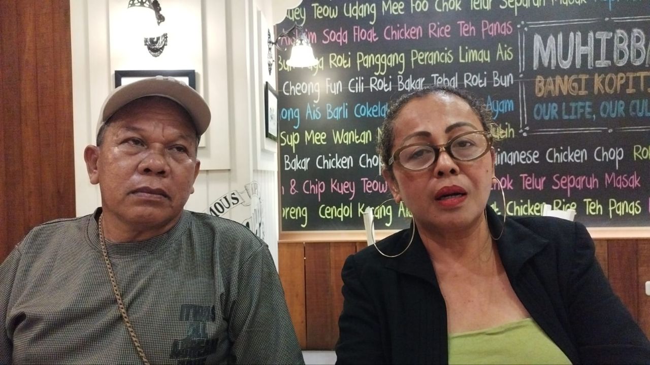 Tampak Gassing pemilik tanah dan Audrey Latumahina, SH., kuasa hukum ketika memberikan keterangan pers