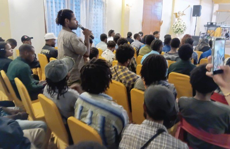 Tampak mahasiswa asal Papua Pegunungan menyampaikan pandangan kepada Roberth Rouw dalam pertemuan bersama