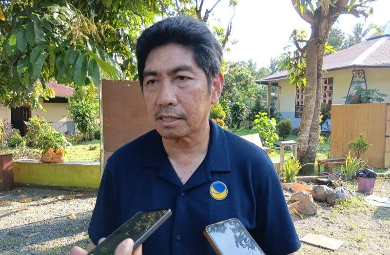 Nampak Jhoni Banua Rouw, SE., ketika memberikan keterangan pers usai menyerahkan bantuan