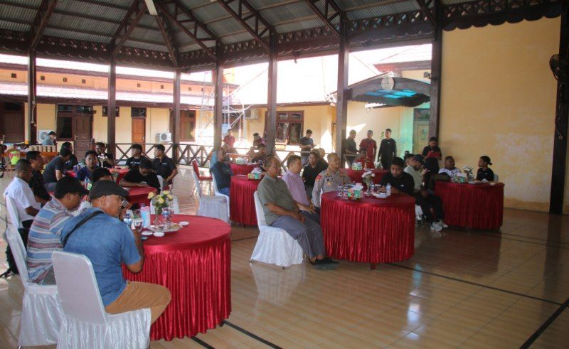Tampak Kapolres Jayapura AKBP Dionisius Helan, SIK., MH., bersama jajaran pejabat Polres lainnya dalam coffee morning dengan insan pers