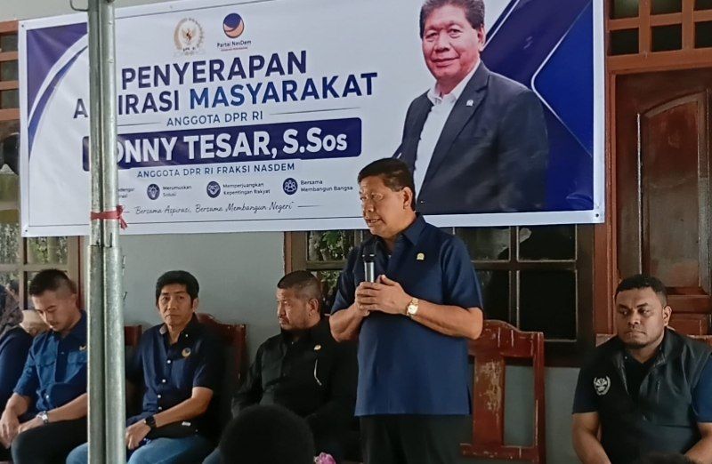 Tampak Tonny Tesar dan Robert Rouw Anggota DPR-RI Fraksi Nasdem ketika melakukan penyerapan aspirasi di Asrama Putri Waropen di Perumnas II Waena