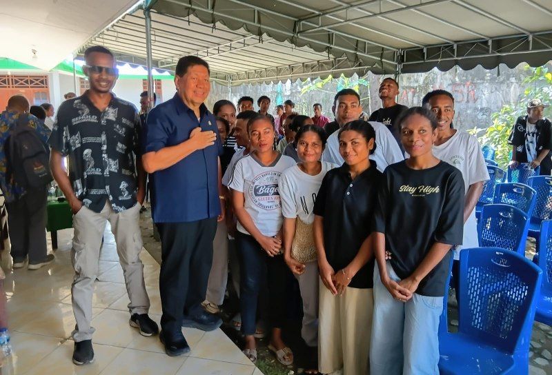 Nampak Tonny Tesar, S.Sos., bersama Mahasiswi asal Kabupaten Waropen di Perumnas II Waena, usai penyerapan aspirasi