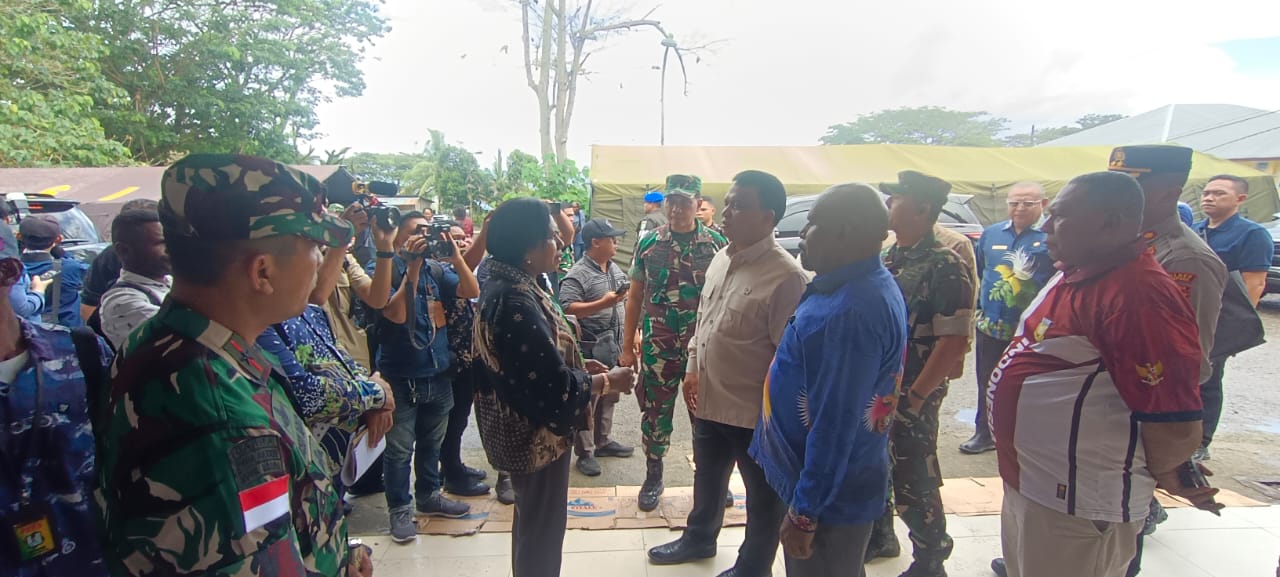 Tampak Bupati Jayapura Dr. Yunus Wonda, MH, mendampingi Wakil kepala Badan Gizi Nasional dan Wagub Papua Dr. Aryoko Rumaropen, M.Eng., di RSUD Yowari, Doyo Baru