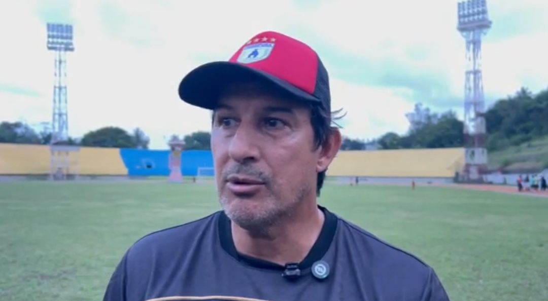 Coach Alfredo Vera, Direktur Sepakbola Persipura Jayapura ketika memberikan keterangan pers