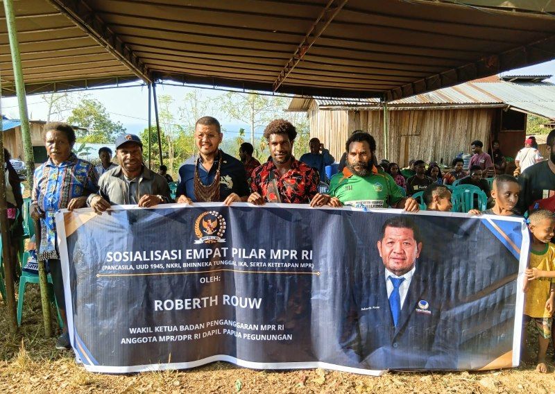 Nampak Robert Rouw Anggota DPR-RI F-Nasdem bersama warga Yali di Kilo 9, Kampung Koya Koso. (Foto:Andre)