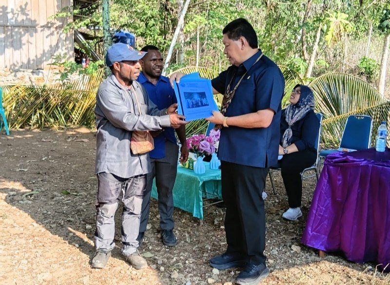 Nampak Tonny Tesar, S.Sos., bersama warga Yali di Kilo 9 Kampung Koya Koso