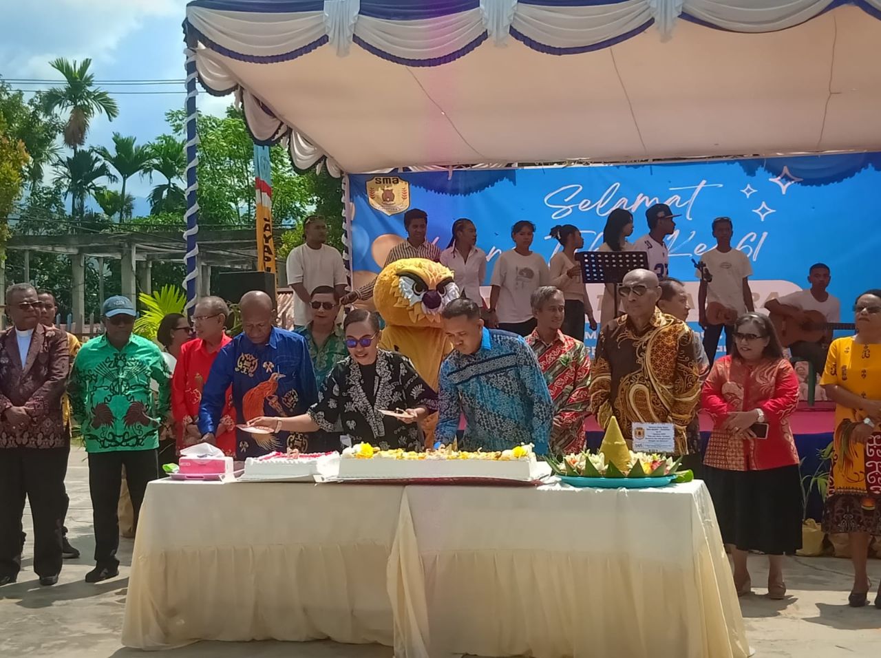 Nampak pemotongan tumpeng disaksikan oleh Kepala Sekolah Williams Hamadi, Kepala Dinas Pendidikan, Rocky Bebena dan Ketua ikatan Alumni, Benhur Tomi Mano juga undangan lainnya. 