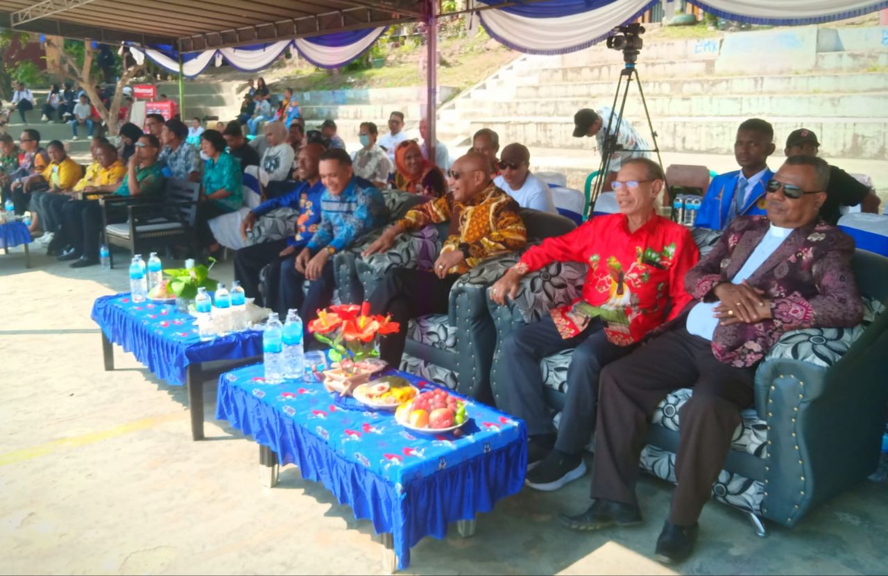 Nampak Benhur Tomi Mano, Ketua Ikatan Alumni SMAN 1 (411) Abepura, bersama Kepala Dinas Pendidikan Rocky Bebena, Kepala Sekolah, Williams Hamadi, mantan Kepala Sekolah, Marthen Tanati, Pak Msiren serta tamu lainnya. 