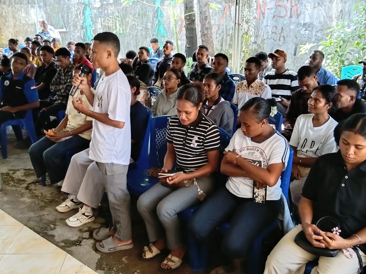 Tampak perwakilan mahasiswa Yapen-Waropen ketika menyampaikan aspirasi kepada Robert Rouw