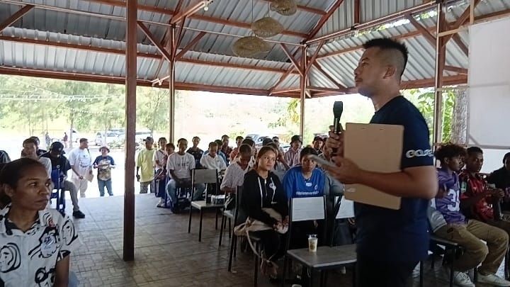 Nampak Edward Norman Banua, ST., MH., Anggota DPR Papua, ketika memberikan arahan kepada Sekolah Kader Nasdem Papua