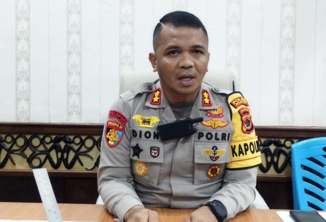 Kapolres Jayapura AKBP Dionisius Helan, SIK., MH., ketika memberikan keterangan pers di ruang kerjanya