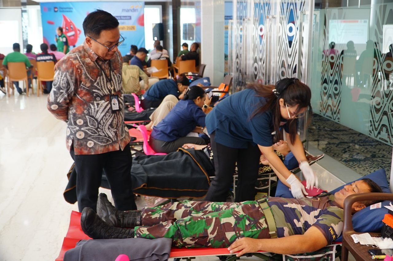 CEO Bank Mandiri Region XII menyaksikan langsung proses pemeriksaan hingga donor darah