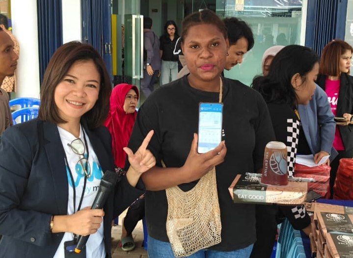 Tampak Nasabah Bank Mandiri menunjukkan bukti aksi berbagi Rp1 Livin Mandiri di Handphone