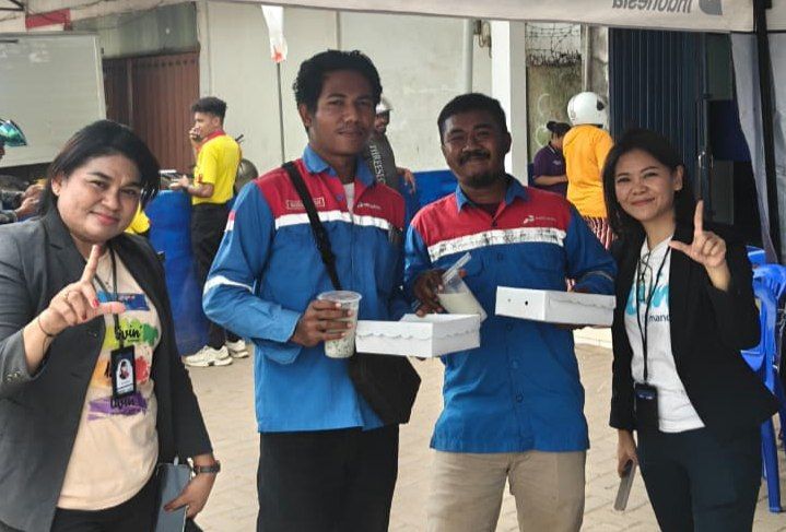 Tampak pekerja lapangan menerima paket aksi berbagi Bank Mandiri di Merauke