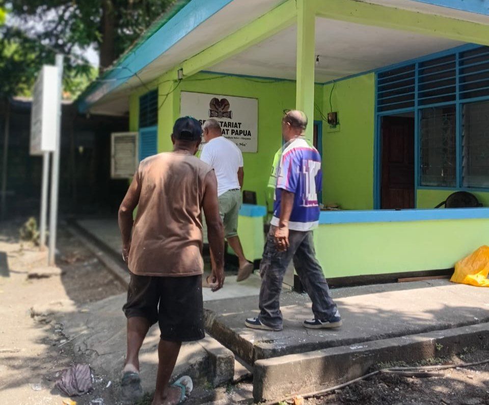 Tampak Ir. Muda Sombuk, M.Si., ketika berkeliling kantor Sekretariat DAP di Kampkey Abepura, Sabtu (1/8).