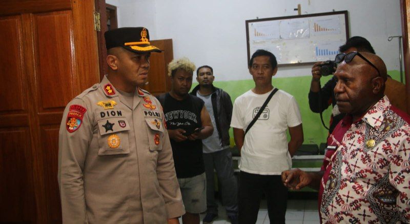 Nampak Kapolres Jayapura AKBP Dionisius Helan, SIK., MH., bersama Kepala Dinas Kesehatan Kabupaten Jayapura dr. Anton Mote, M.Kes., di Puskesmas memantau penanganan anak sekolah korban MBG