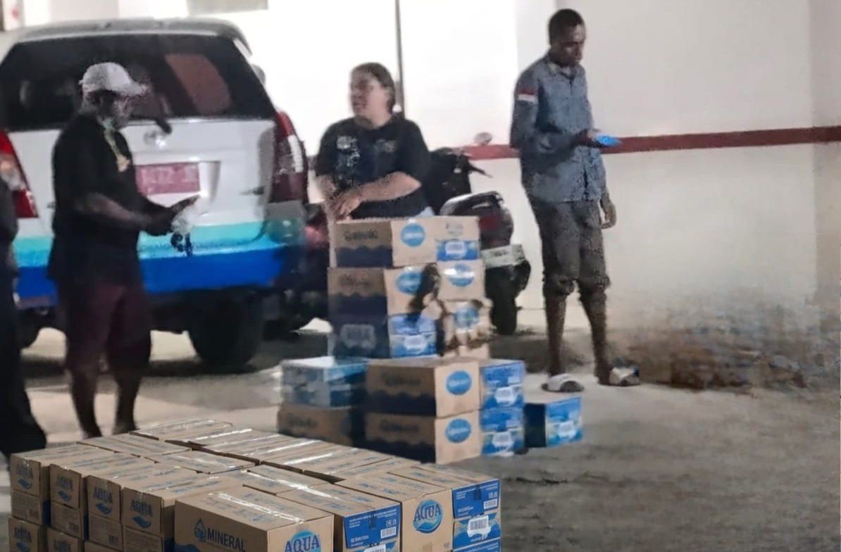 Nampak Mashita K.S. Idar turun membantu meringankan beban warga yang anaknya terdampak MBG, berupa air mineral dan sejumlah kebutuhan lainnya