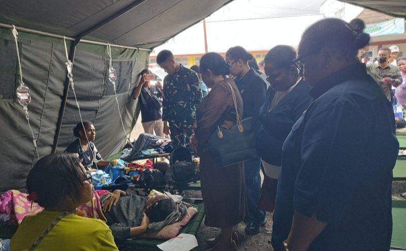 Tampak Waket I DPR Papua Herlin Beatrix Monim, SE., MM., bersama rombongan Komisi V melihat langsung korban keracunan MBG di RSUD Youwari