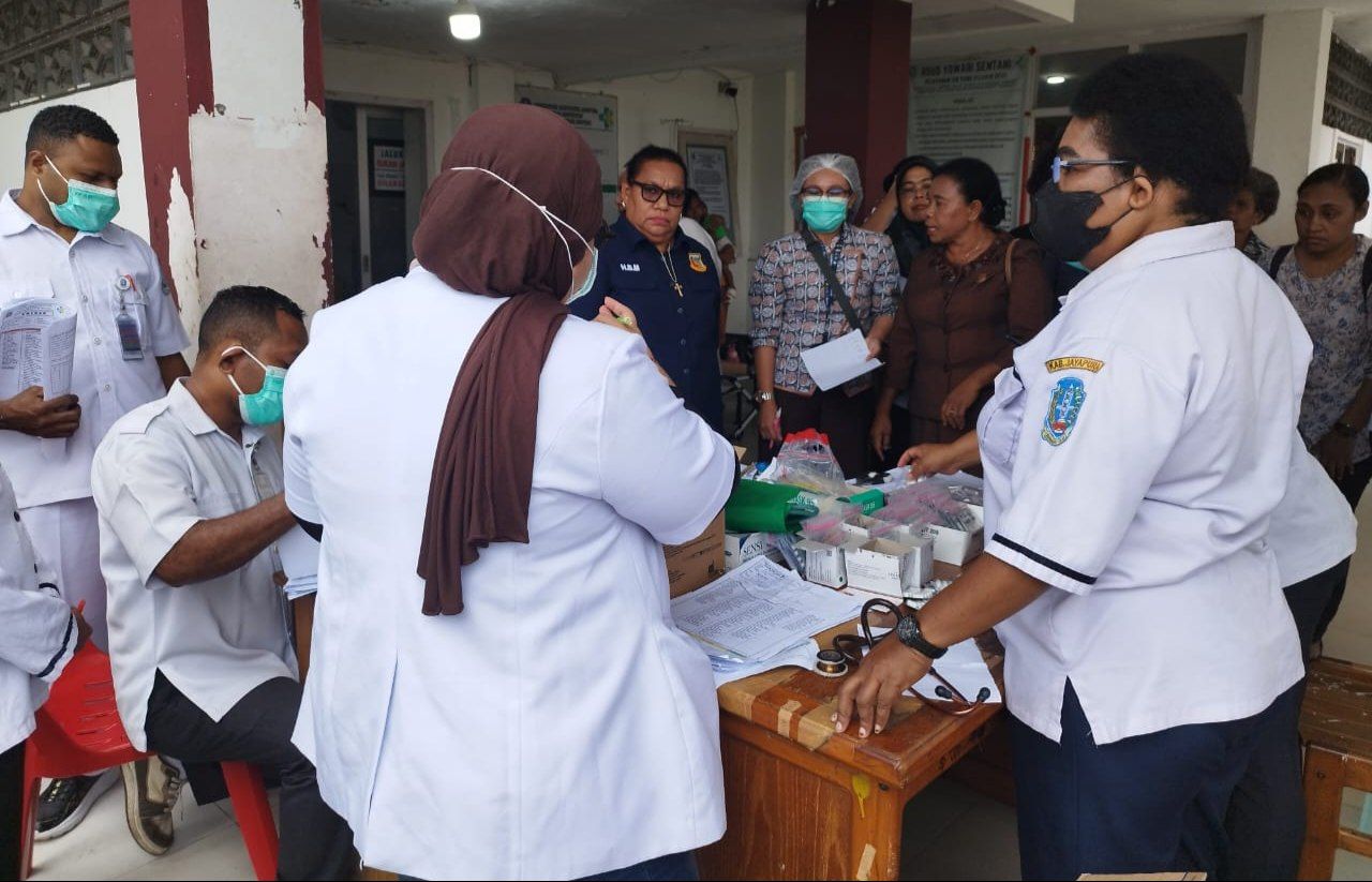 Tampak Herlin Beatrix Monim, SE., MM., Waket I DPRP dan Ketua Komisi V Dina Rumbiak, SH., MH., bersama jajaran anggota dewan di RSUD Youwari, Doyo Baru.