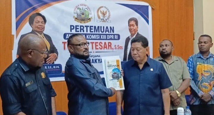 Tampak Waket II MRP Max Abner Ohee, S.IP., menyerahkan draf pikiran kepada Tonny Tesar, S.Sos., Anggota DPR-RI Komisi XIII usai pertemuan bersama, Rabu (6/8) kemarin