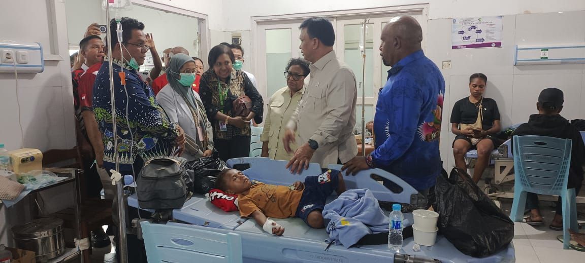 Tampak Wakil Kepala BGN Mayjend TNI Trenggono, ketika mengunjungi korban keracunan massal MBG