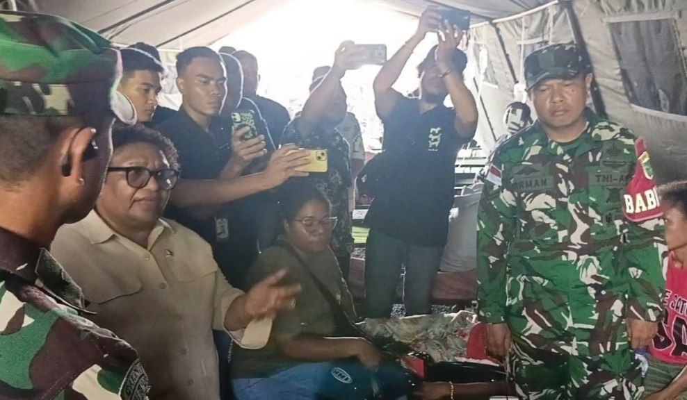 Tampak Wamendagri Dr. Ribka Haluk, MM., menanggapi permintaan orang tua siswa SD YPK Wambena, Distrik Depapre