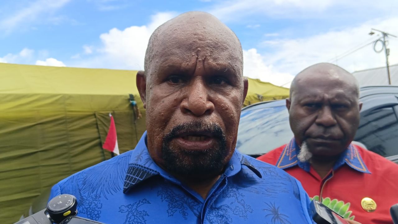 Nampak Dr. Yunus Wonda, MH., Bupati Jayapura turut menanggapi permintaan orang tua siswa SD YPK Wambena, Distrik Depapre
