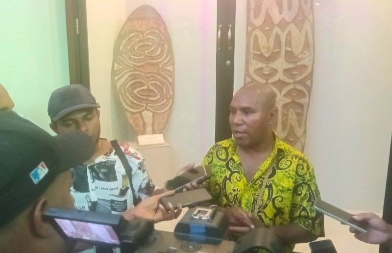 Nampak Kepala UPT Museum Loka Budaya Universitas Cenderawasih, Enrico Yory Kondologit, S.Sos., M.Si., ketika memberikan keterangan pers kepasa awak media.