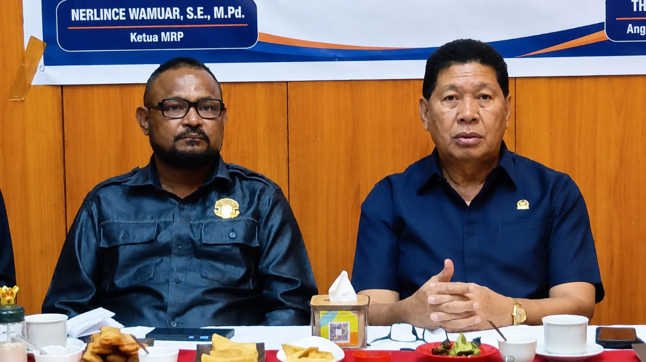 Nampak Wakil Ketua II MRP Papua Max Abner Ohee, S.IP., bersama Tonny Tesar, S.Sos., dalam pertemuan bersama.