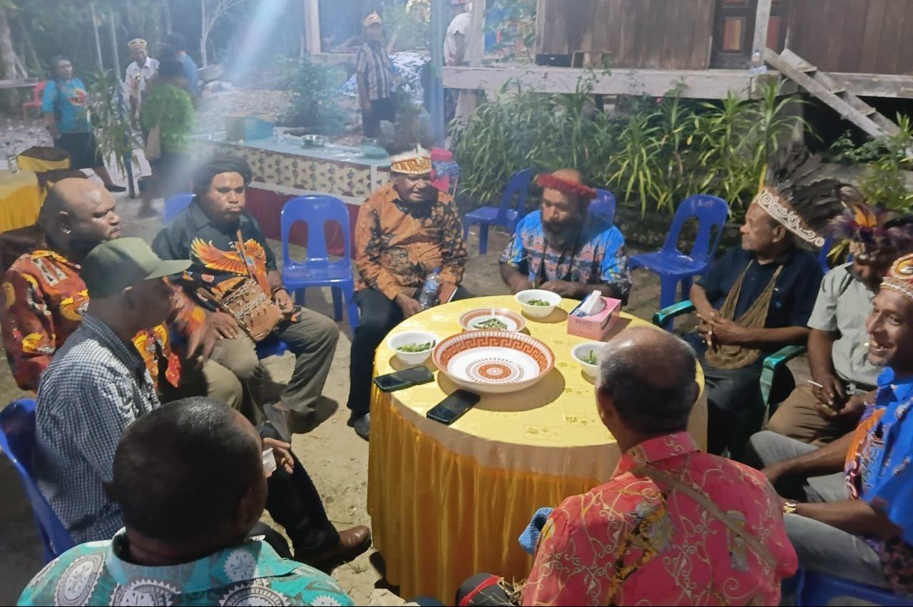 Tampak pertemuan Dewan Adat Papua (DAP) Yang Pieter Yarangga dan Dominikus Sorabut bersama jajaran pengurus lainnya