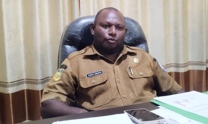 Tampak Gustaf Griapon, ST., M.Sos., Kepala DPM-PTSP