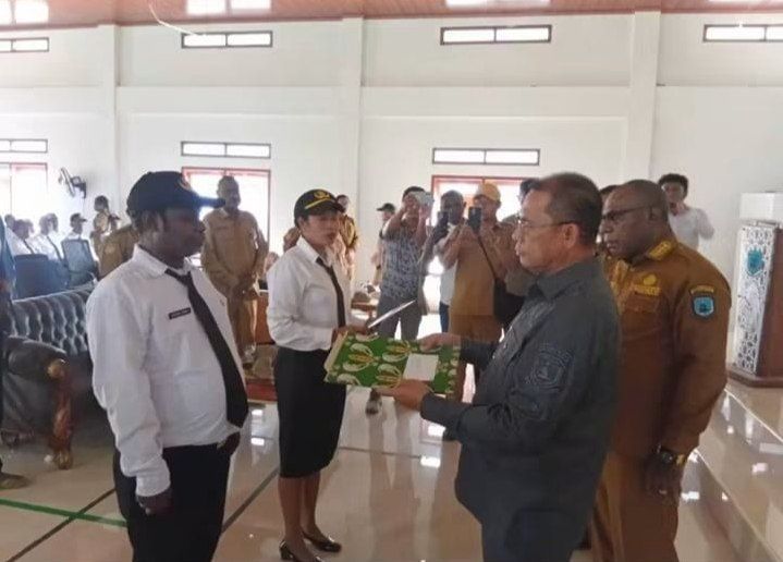 Nampak Donny Pateh menyerahkan SK PPPK formasi 2024 kepada perwakilan pegawai