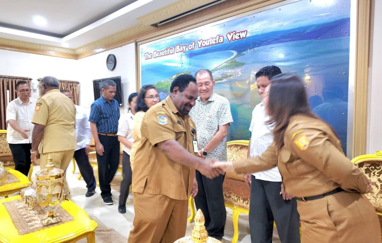 Suasana ruang kerja Walikota Jayapura menerima Audiensi dengan LP3K Pesparani II Papua
