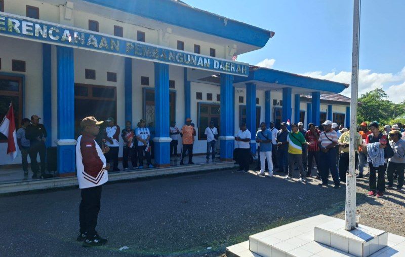 Bupati Robby Rumansara, SP.,MH., menyampaikan arahan sebelum Jalan santai, di halaman kantor Bappeda Mamberamo Raya,