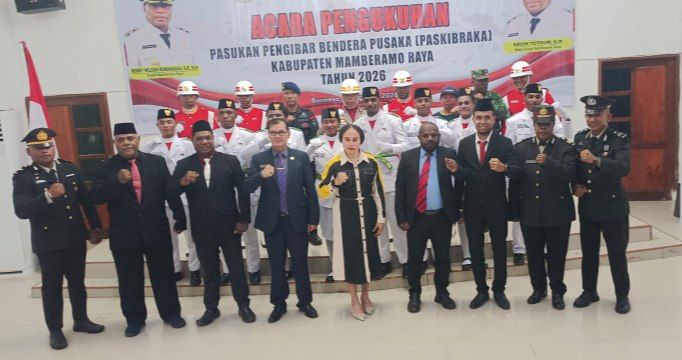 Tampak Bupati Robby Rumansara, SP., MH., dan Forkopimda Kabupaten Mamberamo Raya bersama Pasukan Pengibar bendera (Paskibraka) 2026