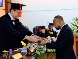Yan Mandenas Raih Gelar Doktor Ilmu Hukum dari Unpad, Disertasinya Soroti Masa Depan Otsus Papua