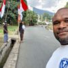 Semarak HUT ke-81 RI, GAMKI Jayapura Bagikan Bendera Merah Putih di Jalan Ifar Gunung