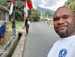 Semarak HUT ke-81 RI, GAMKI Jayapura Bagikan Bendera Merah Putih di Jalan Ifar Gunung