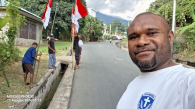 Semarak HUT ke-81 RI, GAMKI Jayapura Bagikan Bendera Merah Putih di Jalan Ifar Gunung